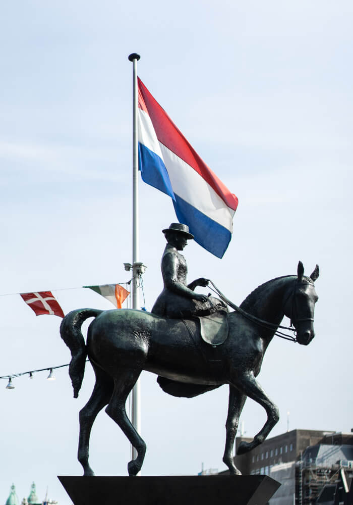 cozy-courtyards-amsterdam-benches-bicycles-flowers-tubs