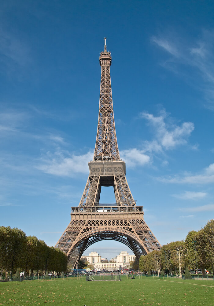 vertical-shot-beautiful-eiffel-tower-captured-paris-france